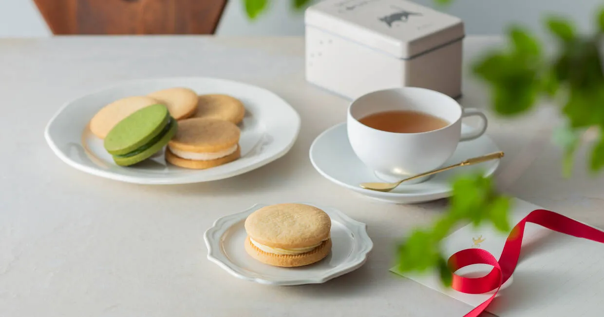 紅茶と一緒に皿に並べたバターサンドと箱