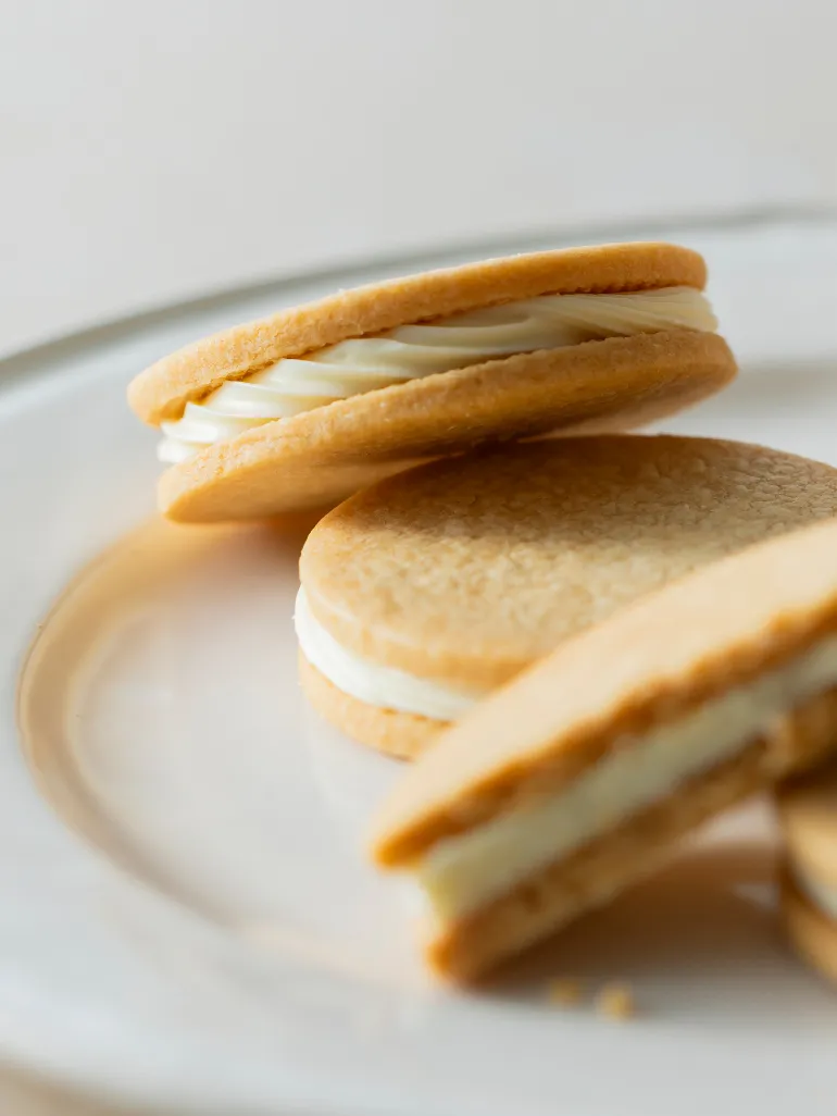 皿にのせたMIYAバターサンドの断面