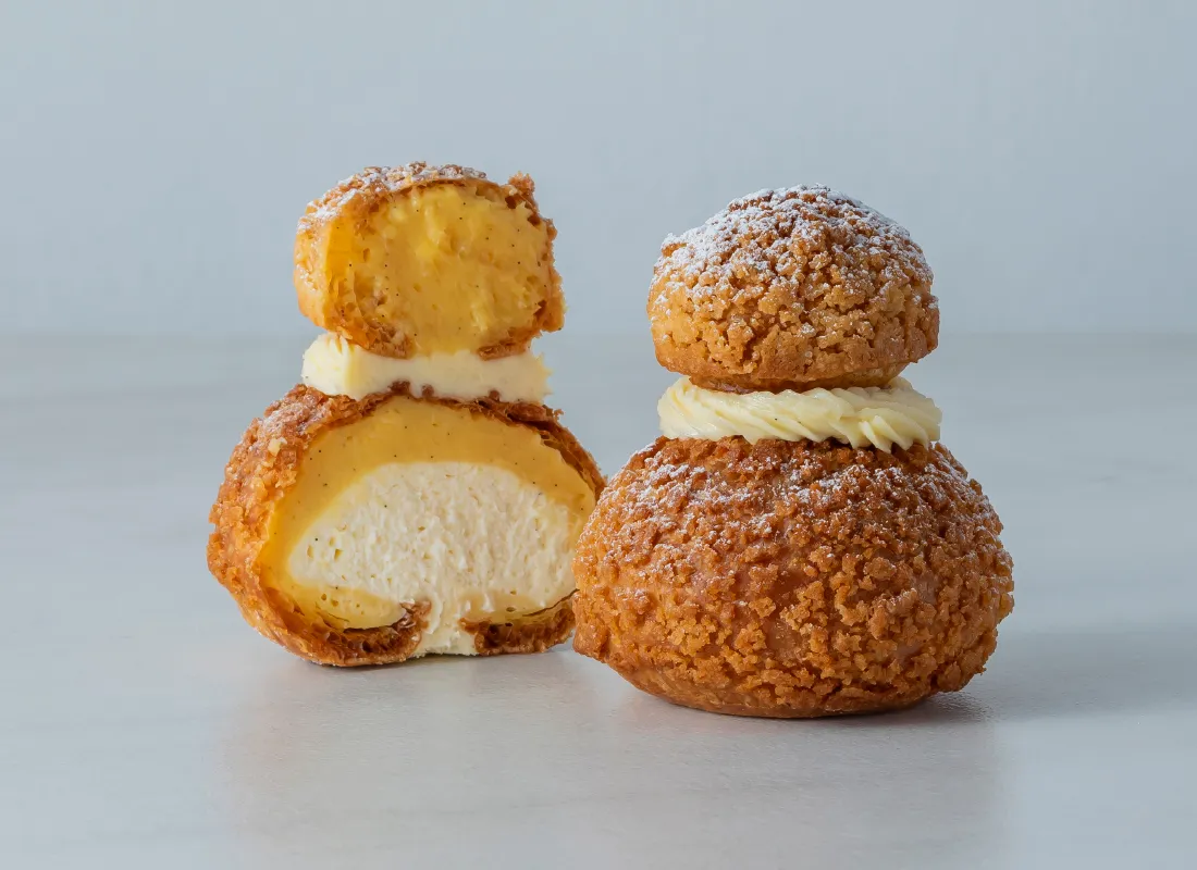 二段に重ねたクッキーシューのThanksシュークリーム