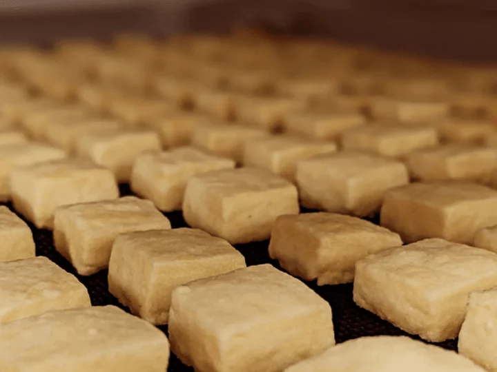 天板の上に整然と並んだ、四角い焼き菓子の生地