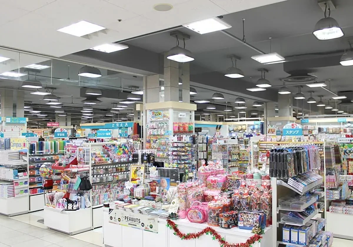 上野文具FKD店の売場。学用品から手帳、筆記具まで並ぶ売場の様子