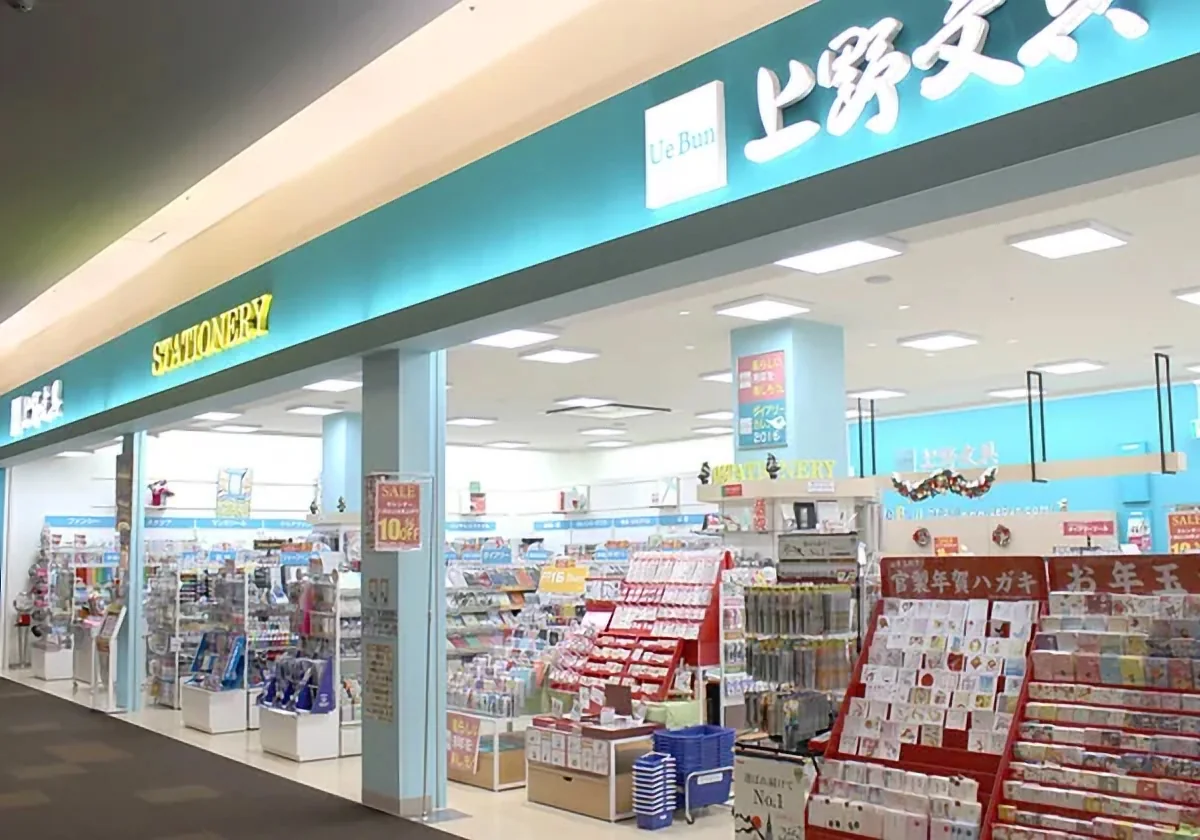 商業施設内にある上野文具モラージュ菖蒲店の入口