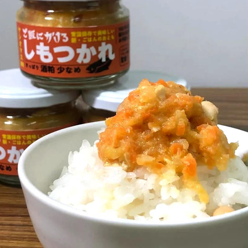 炊きたてのご飯に「ご飯にかけるしもつかれ」をのせた一杯