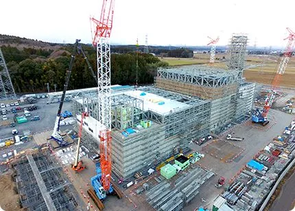 クレーンを使って進む建築工事の現場