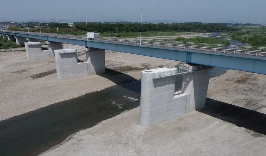 川の中に並ぶ板戸大橋の橋脚