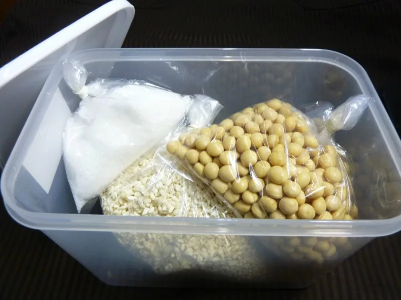 容器に入った麹・塩・大豆の手作り味噌材料