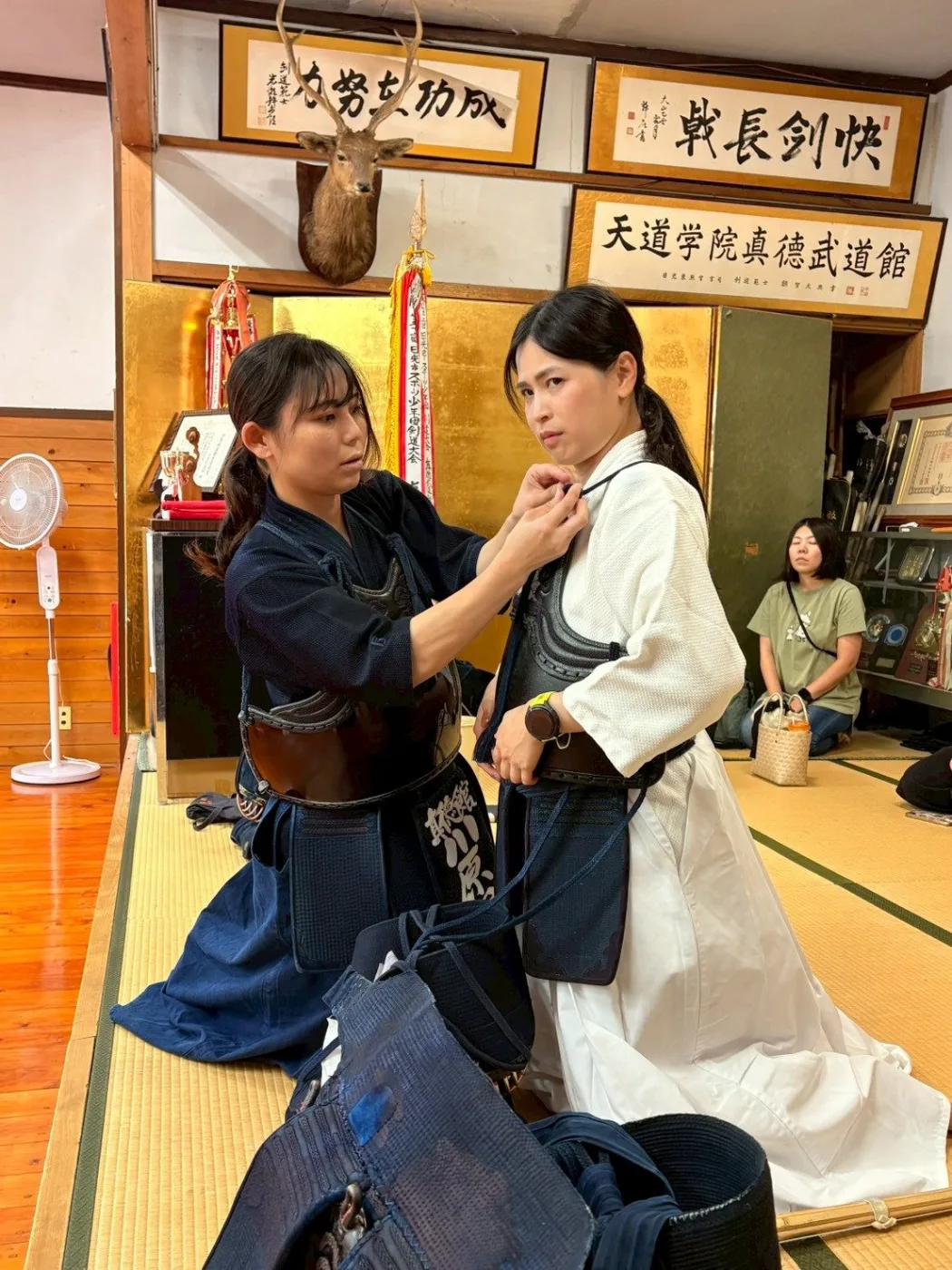 剣道の防具を着ける台湾からの参加者