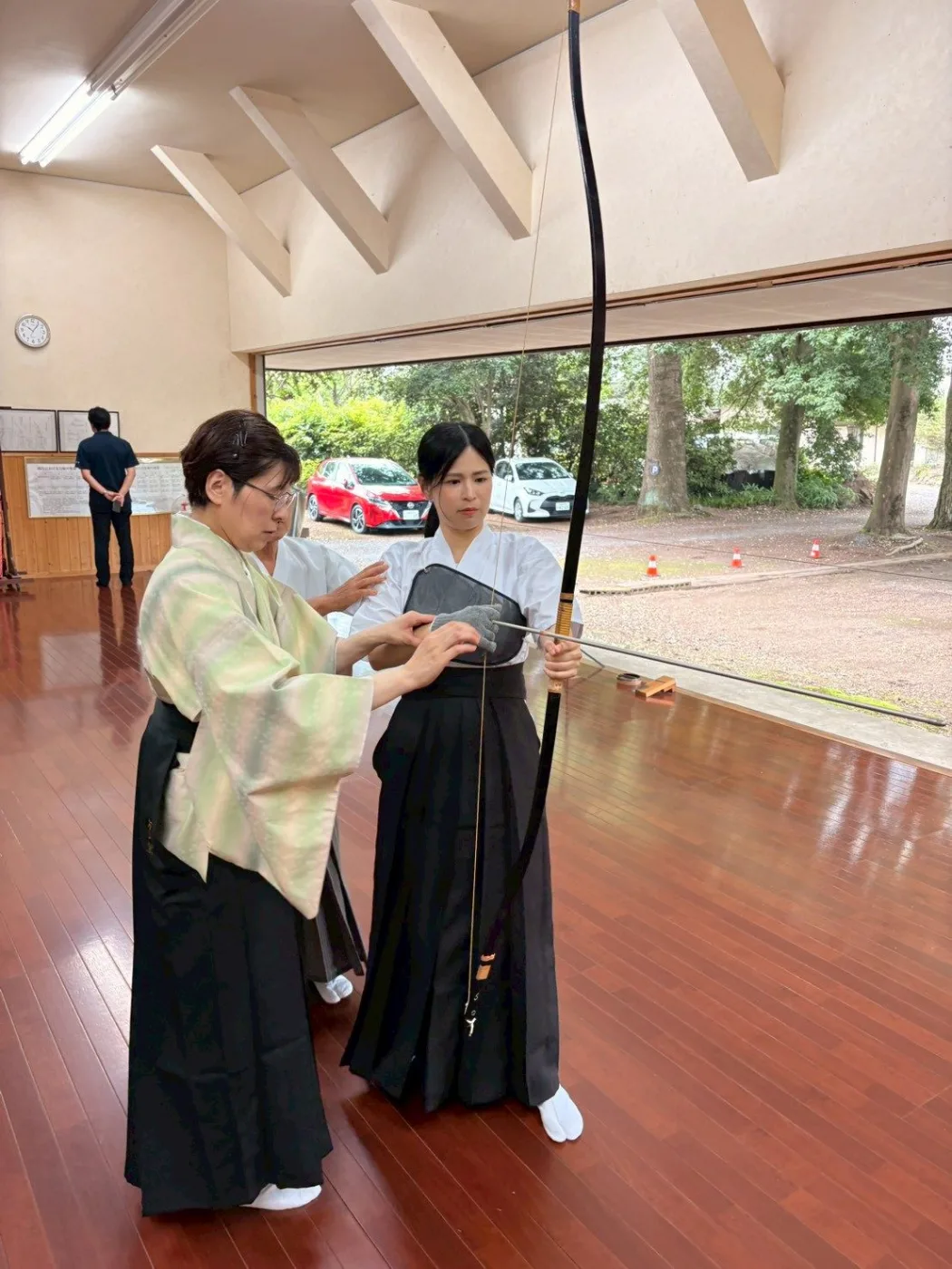 弓の扱いを教わる弓道体験の参加者