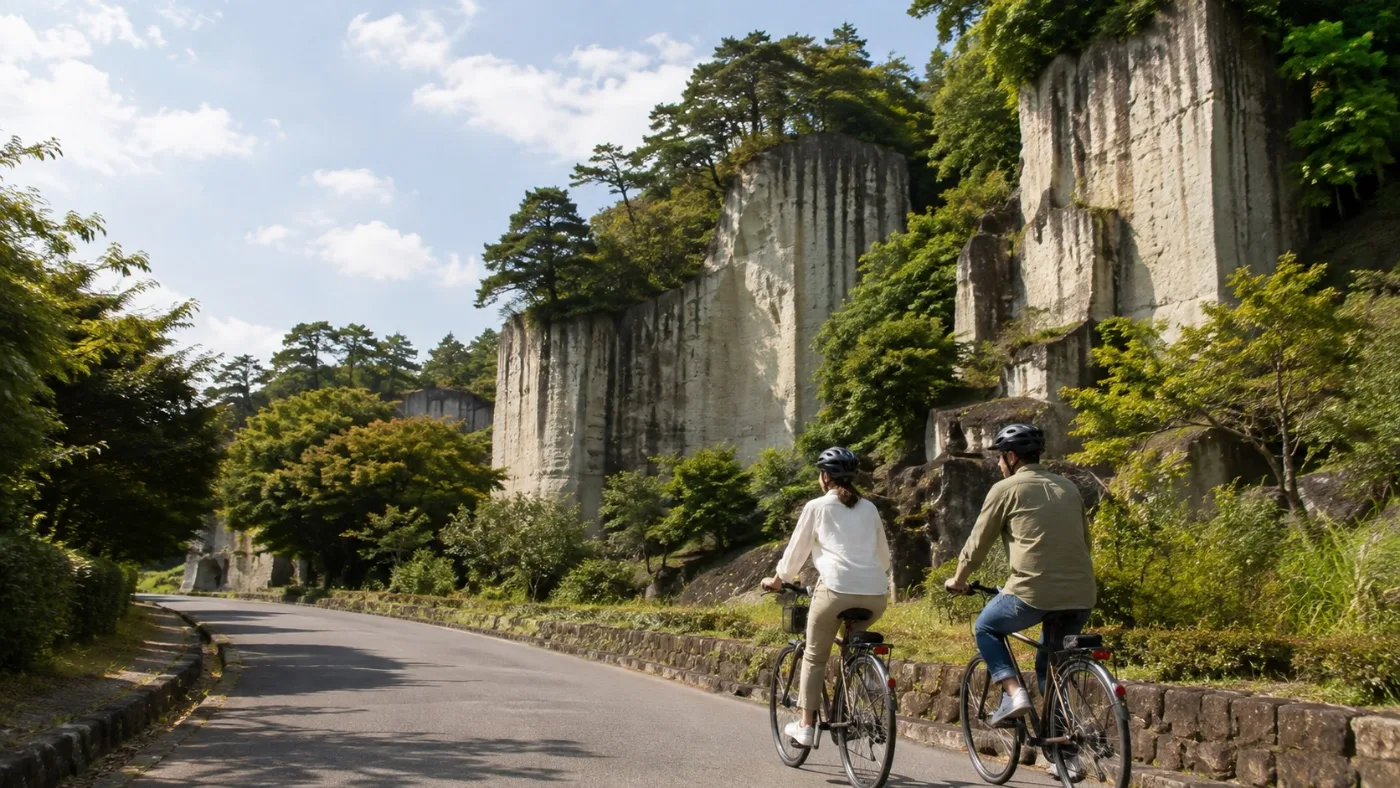 大谷エリアの岩肌の風景の中を走るサイクリング