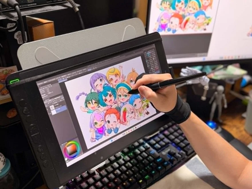 液晶タブレットでキャラクターイラストを描くクリエイターの手元