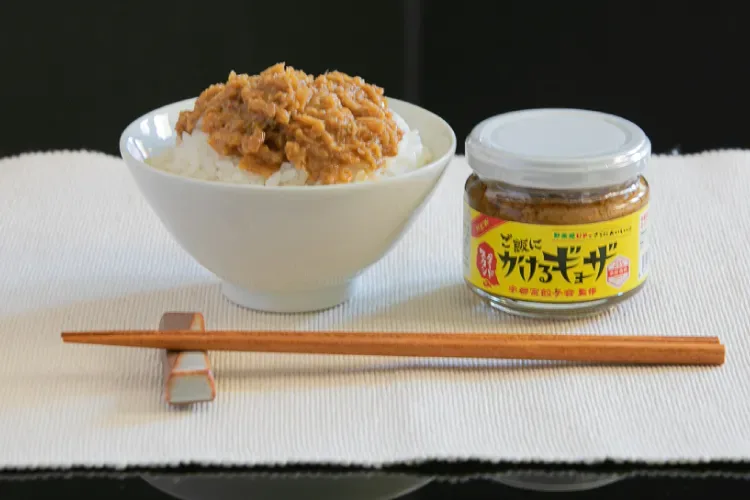 炊きたてのご飯に「ご飯にかけるギョーザ」をのせた一杯と瓶