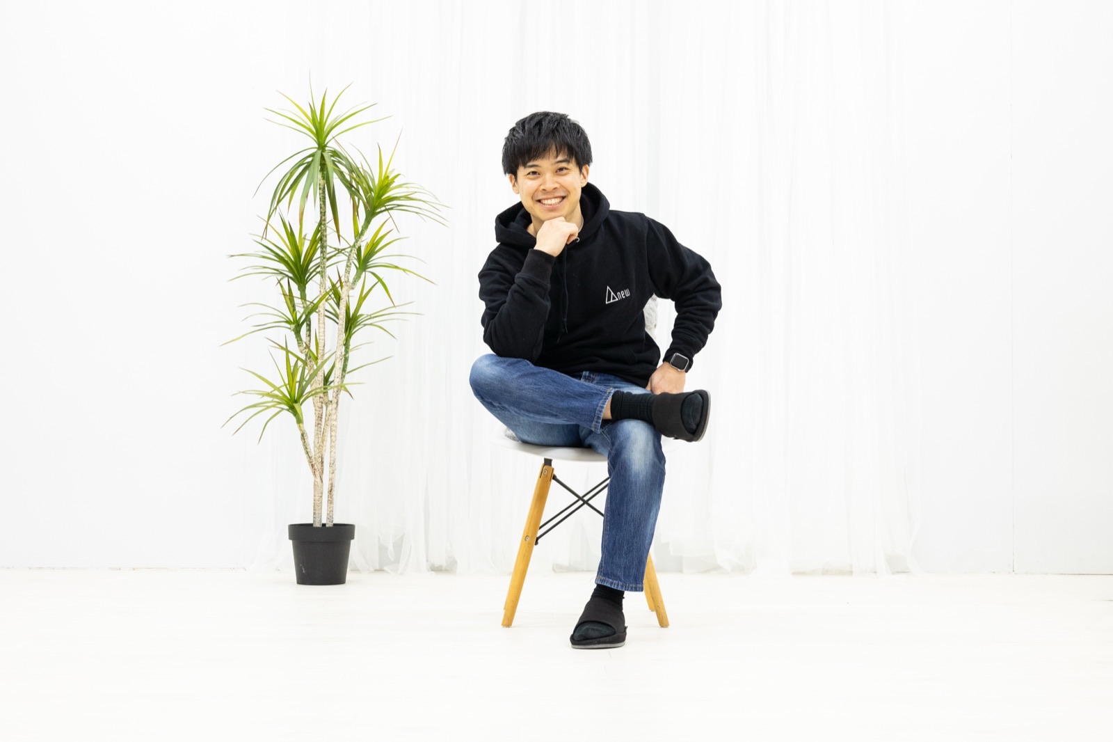 椅子に座り正面を向いた人物のポートレート