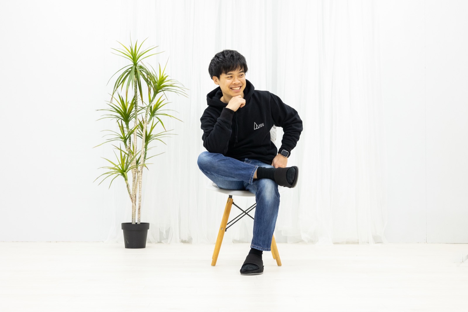 白い背景と観葉植物を使った人物撮影例