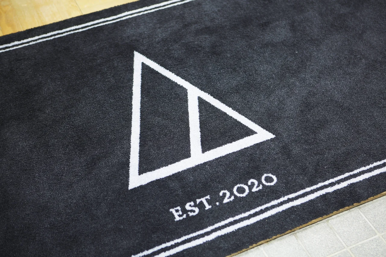 ANEWのシンボルとEST.2020をあしらったマット