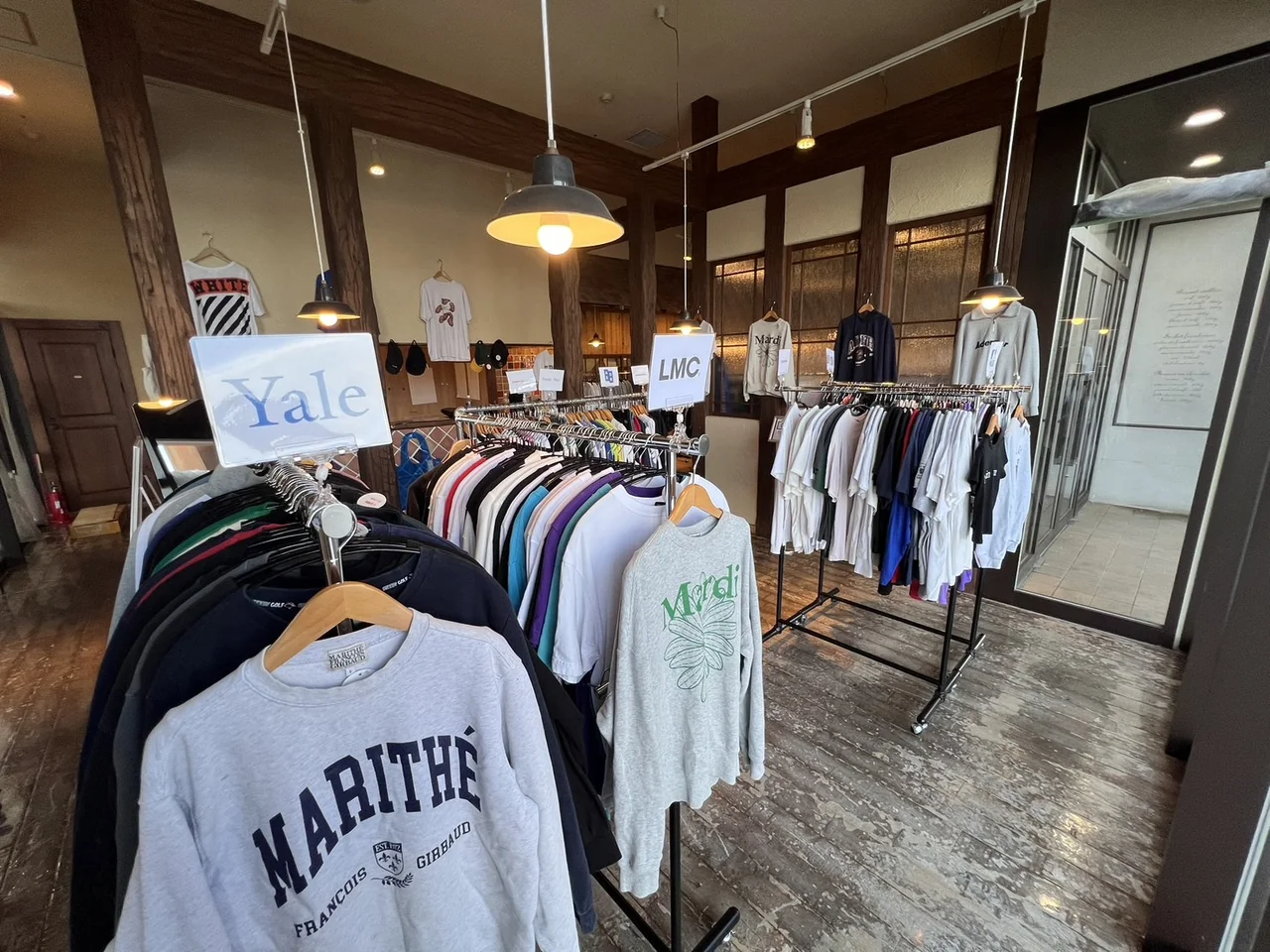 窓際に古着のTシャツやスウェットを並べた販売会場