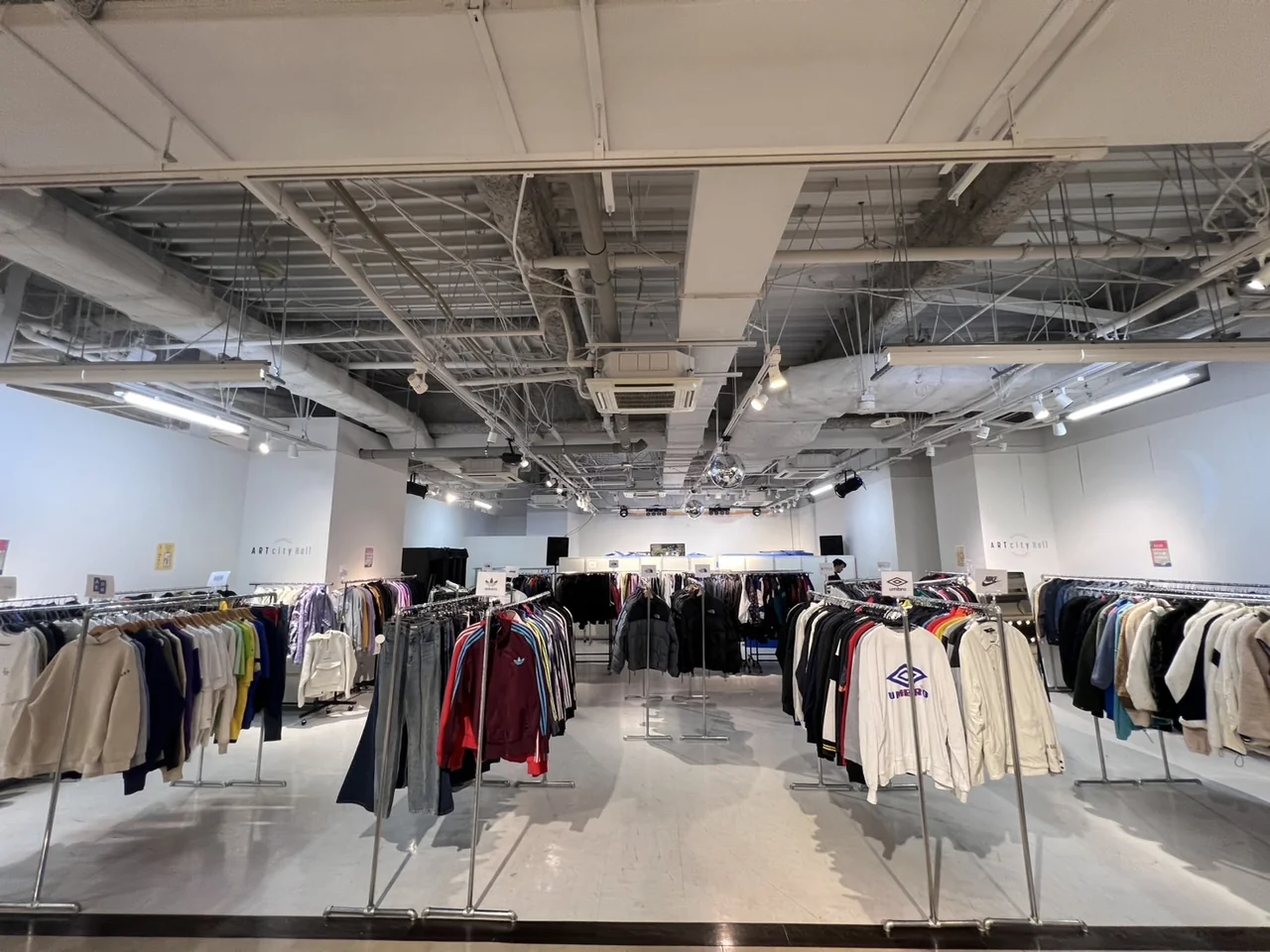 韓国古着のラックが並ぶ広いPOPUP会場