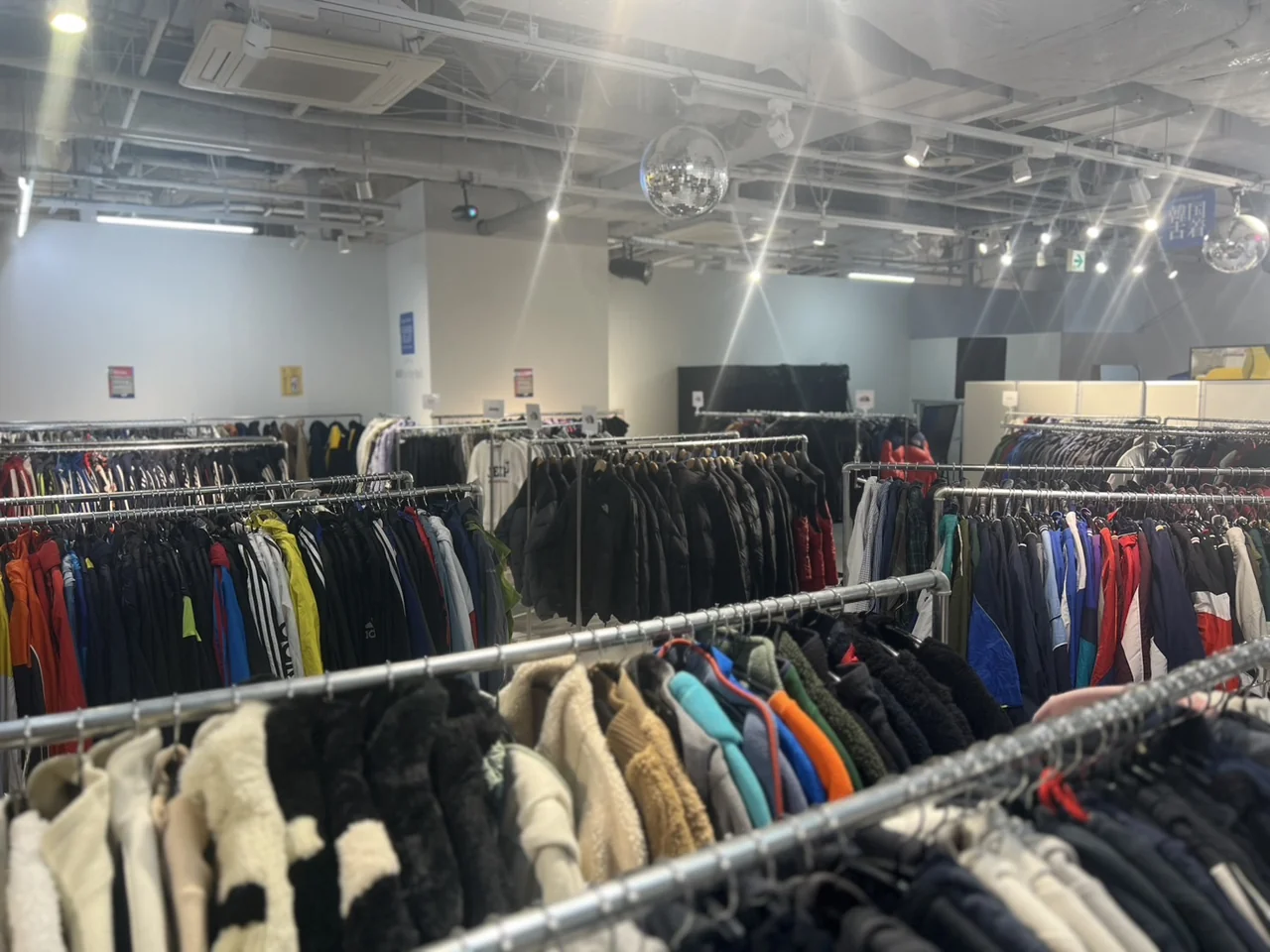 ジャケットやアウターを展示した広いPOPUP会場