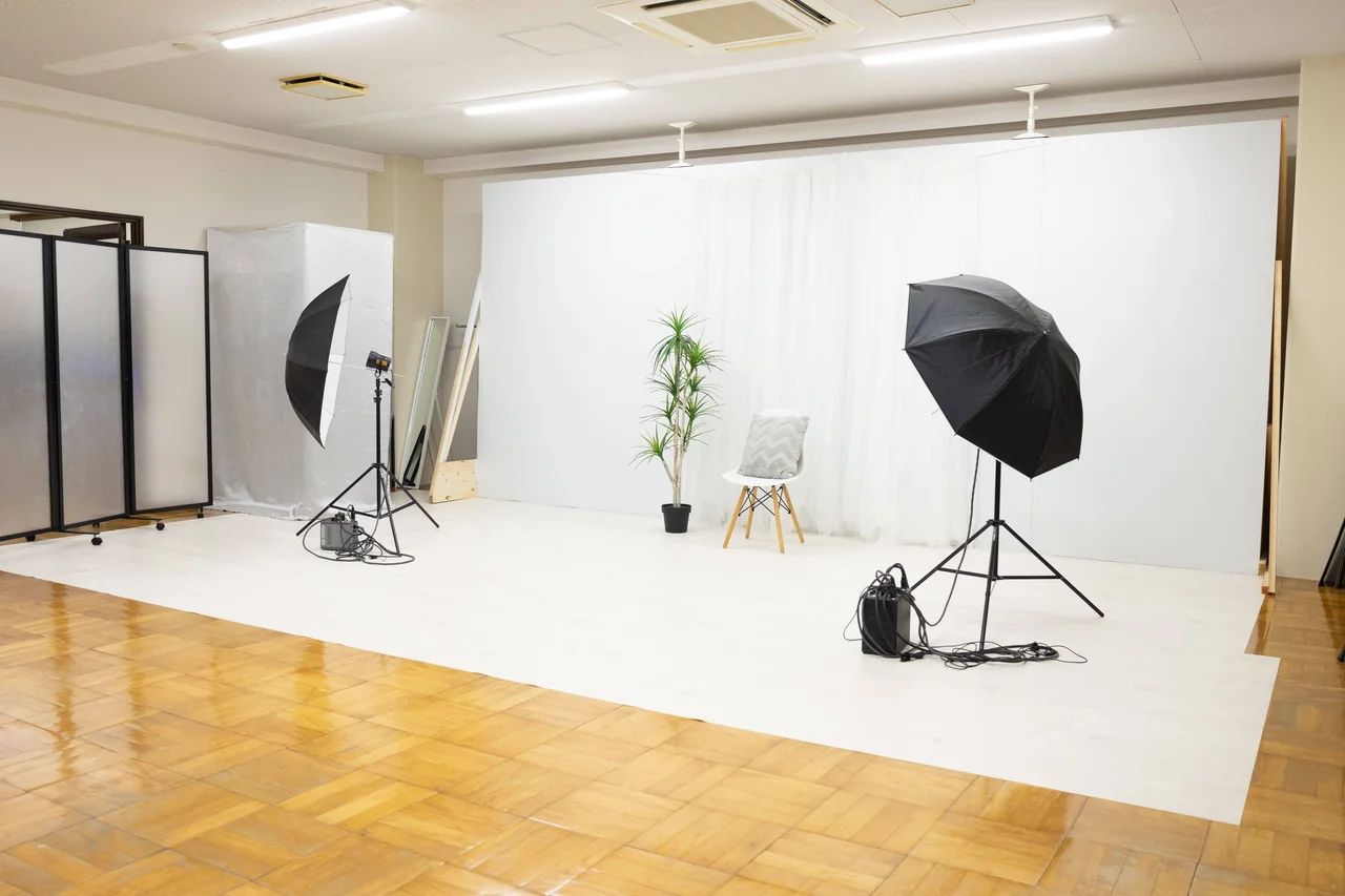 白い背景と撮影照明を備えたスタジオ