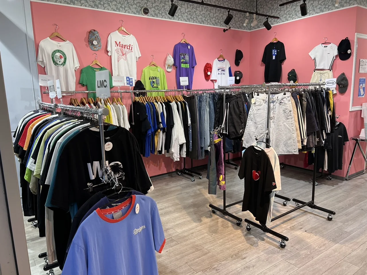 ピンクの壁面にTシャツを展示したGOODFLATの店内