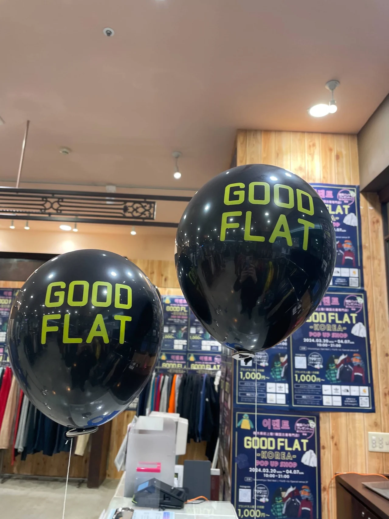 店内に飾られた黒いGOODFLATのロゴ入りバルーン