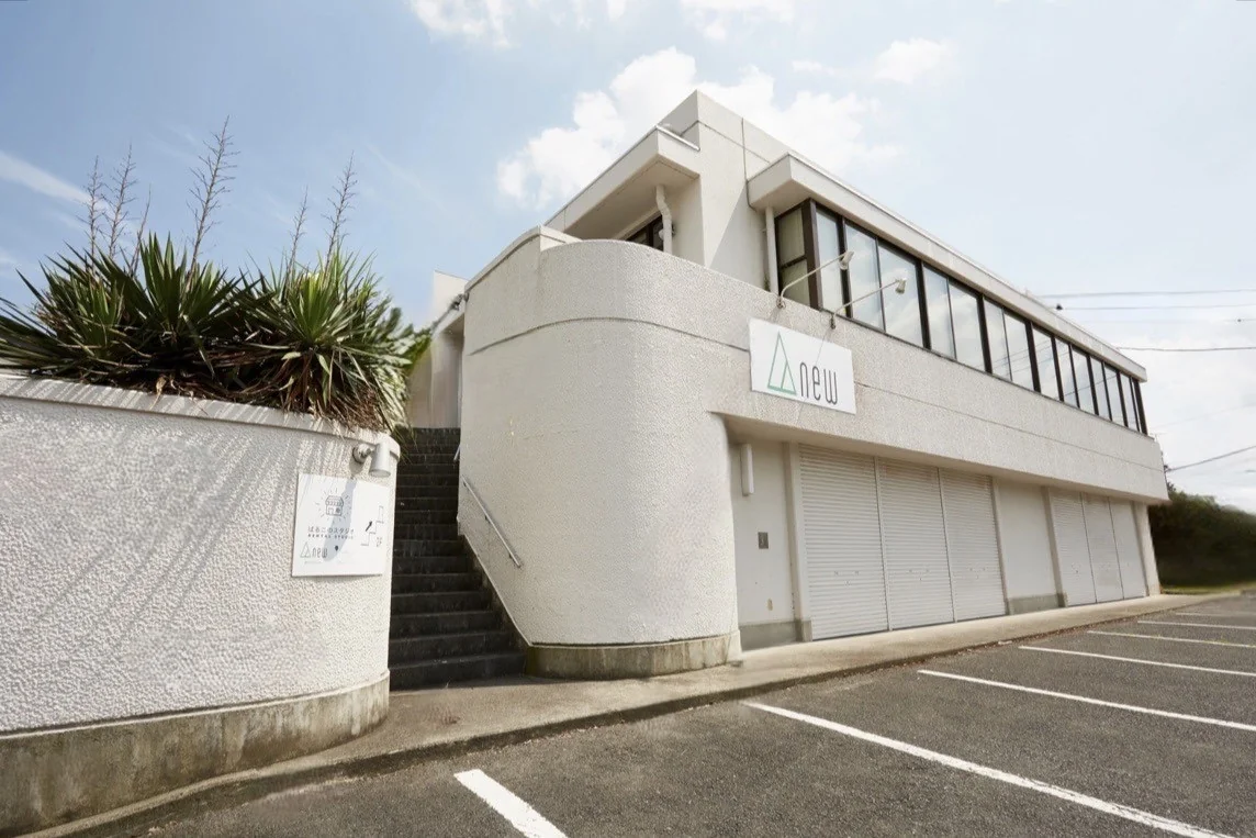駐車場に面したANEWの社屋と2階スタジオへの外階段