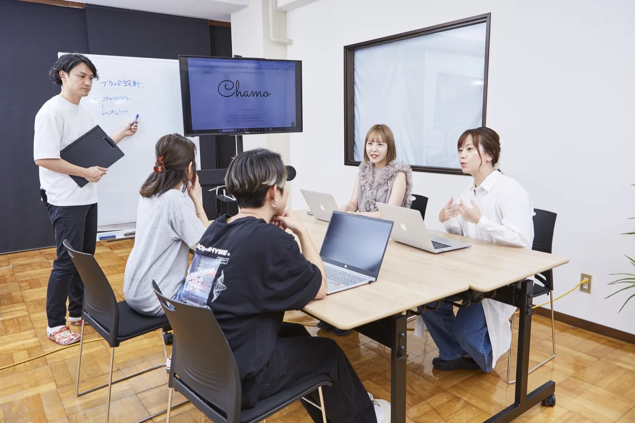 モニターとホワイトボードを使ったブランド企画の会議