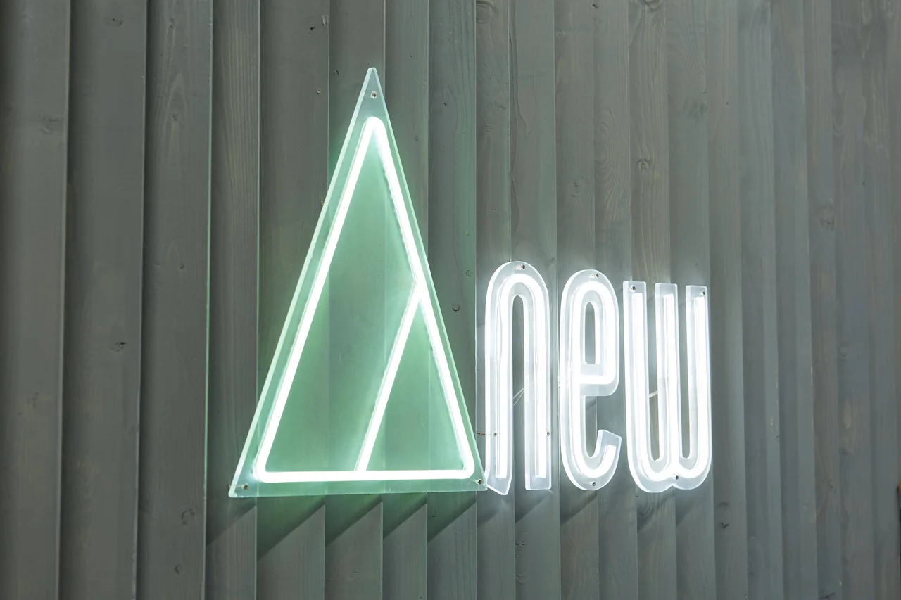 ANEWオフィスのロゴサイン
