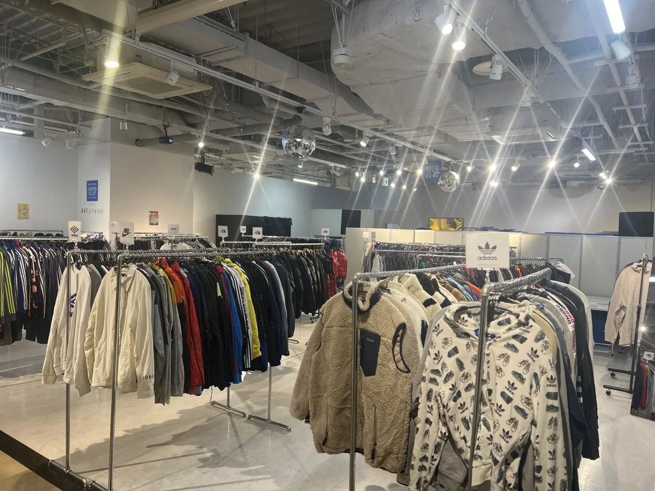 柄物のトップスなどを並べたGOODFLATのPOPUP会場
