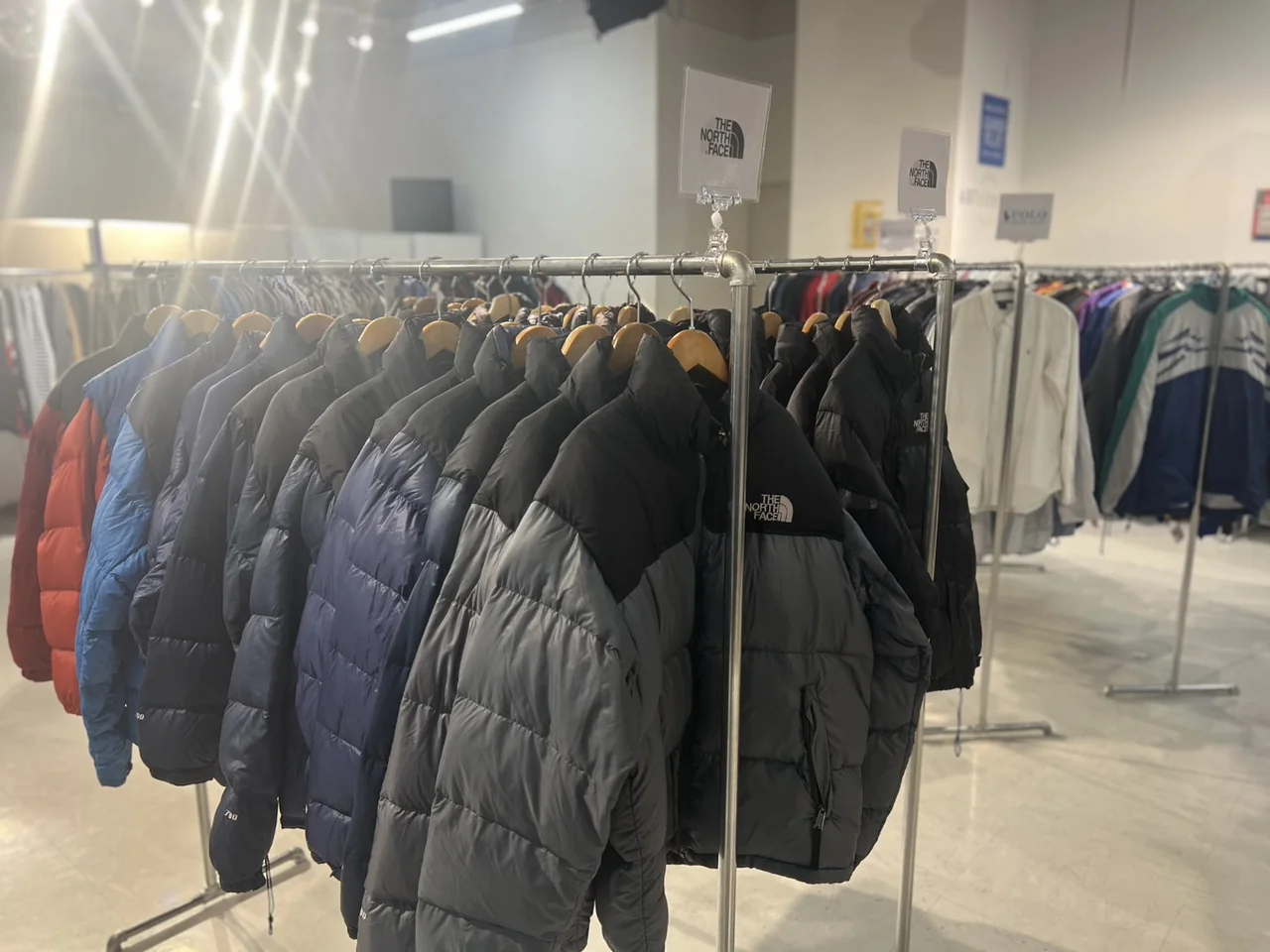 ダウンジャケットをまとめて陳列した販売ラック