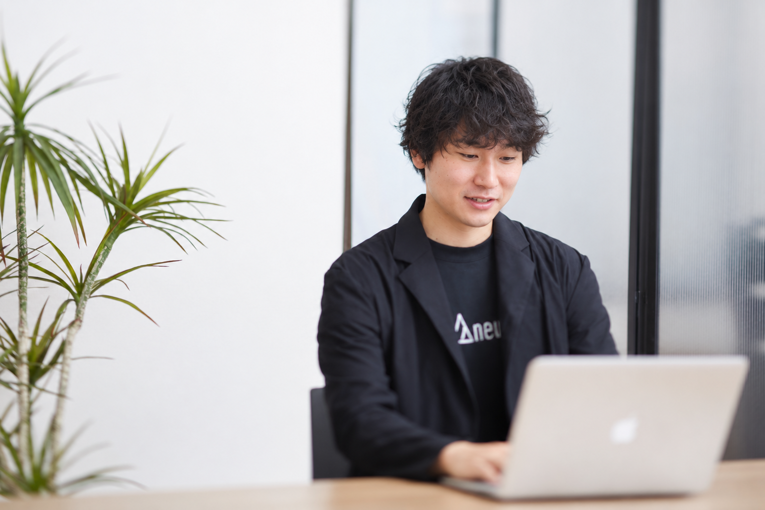 パソコンで仕事をするメンバー