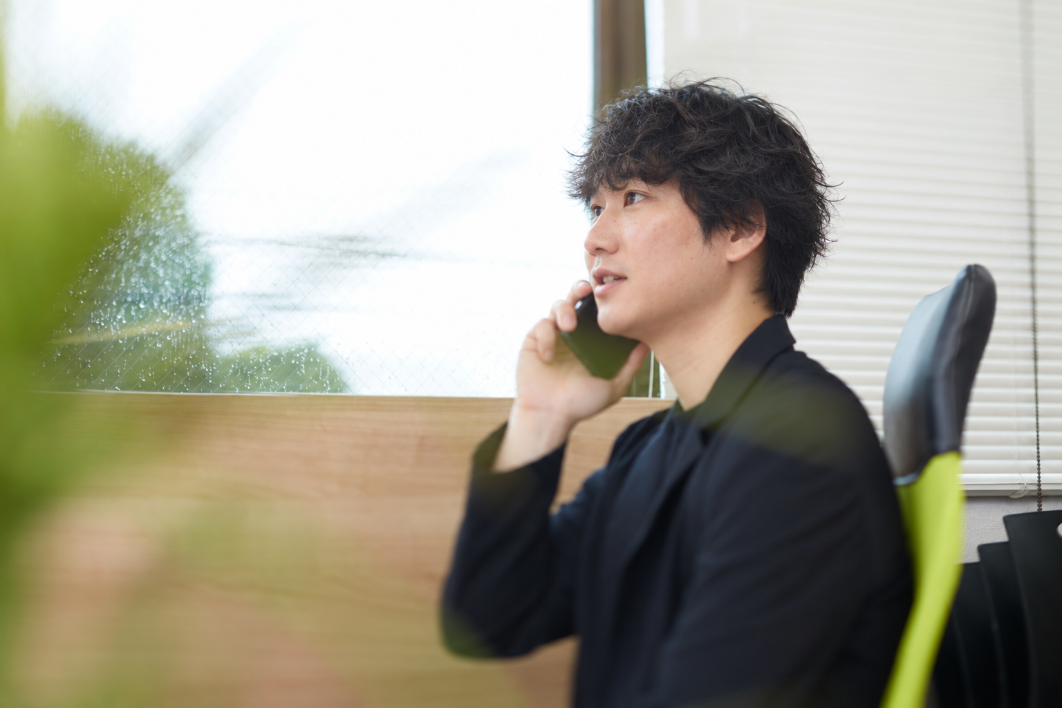 電話で打ち合わせをするメンバー