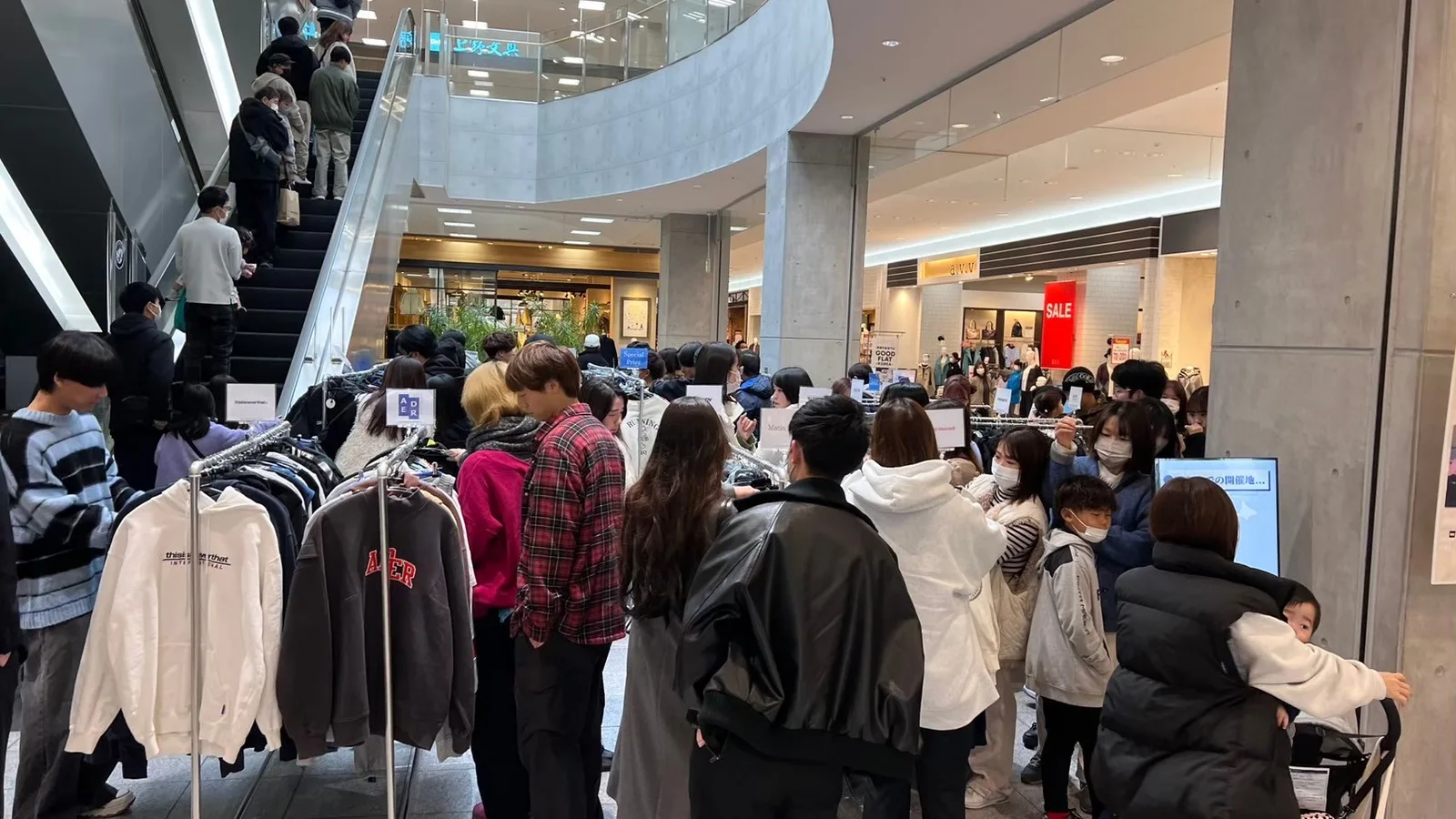 GOODFLAT-KOREA-のPOPUPで古着を選ぶお客様