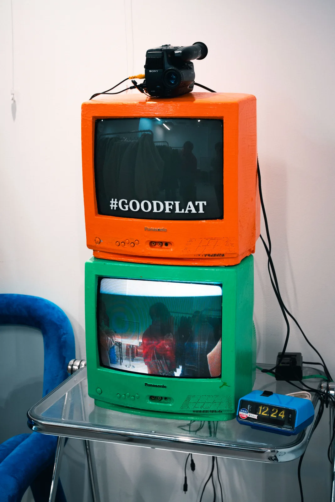 GOODFLATのロゴを映したカラフルなテレビのディスプレイ