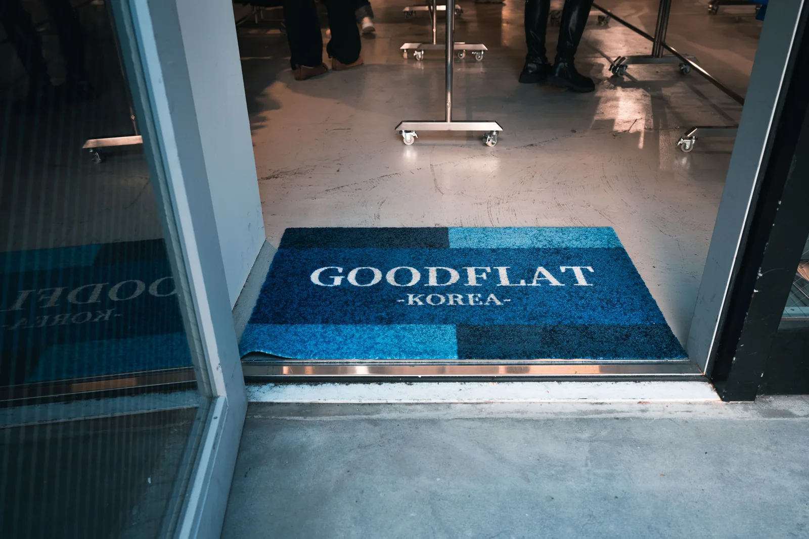 GOODFLAT-KOREA-のマットを敷いた入口