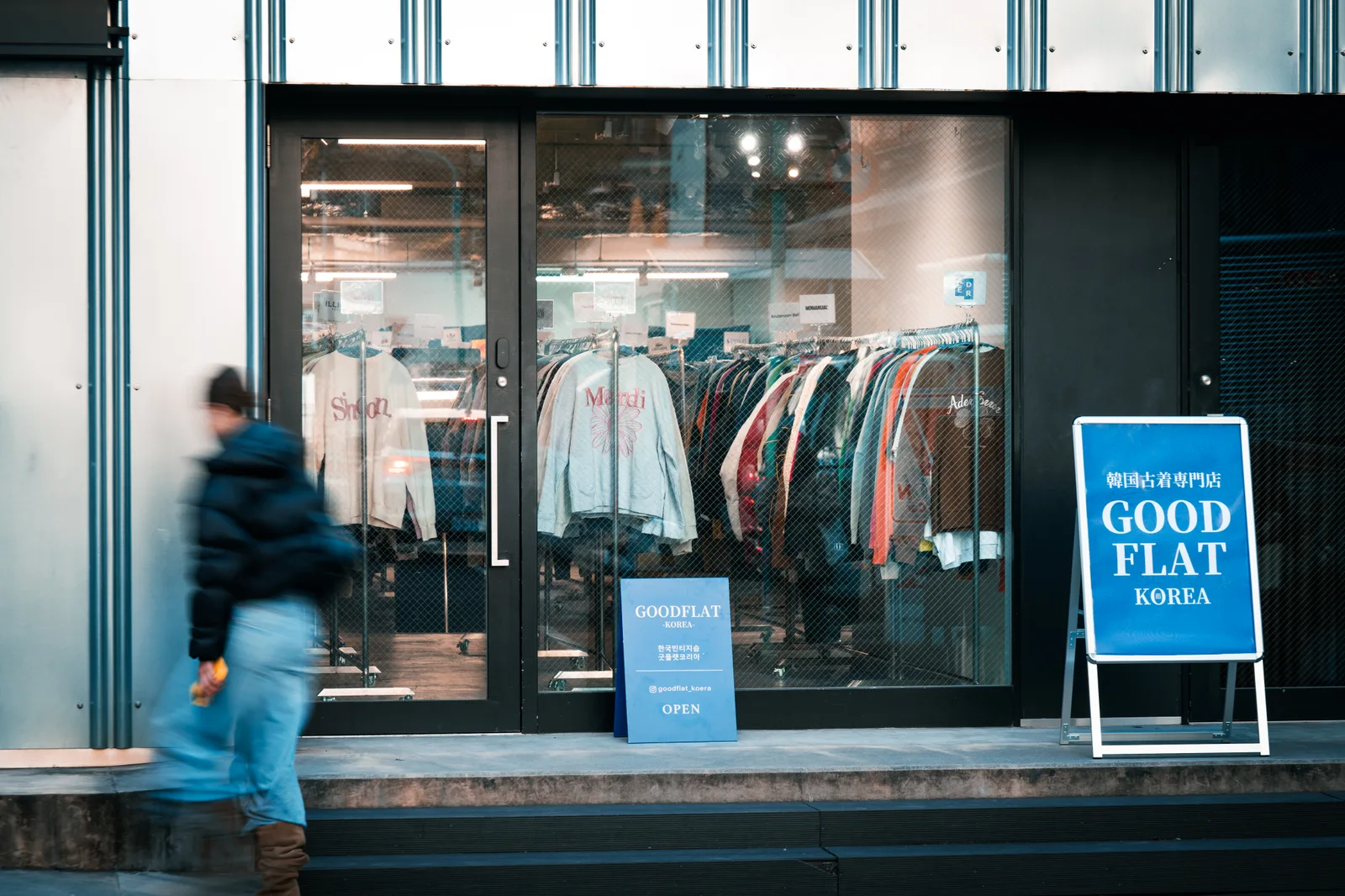 GOODFLAT-KOREA-の看板とガラス越しに見える古着の売場