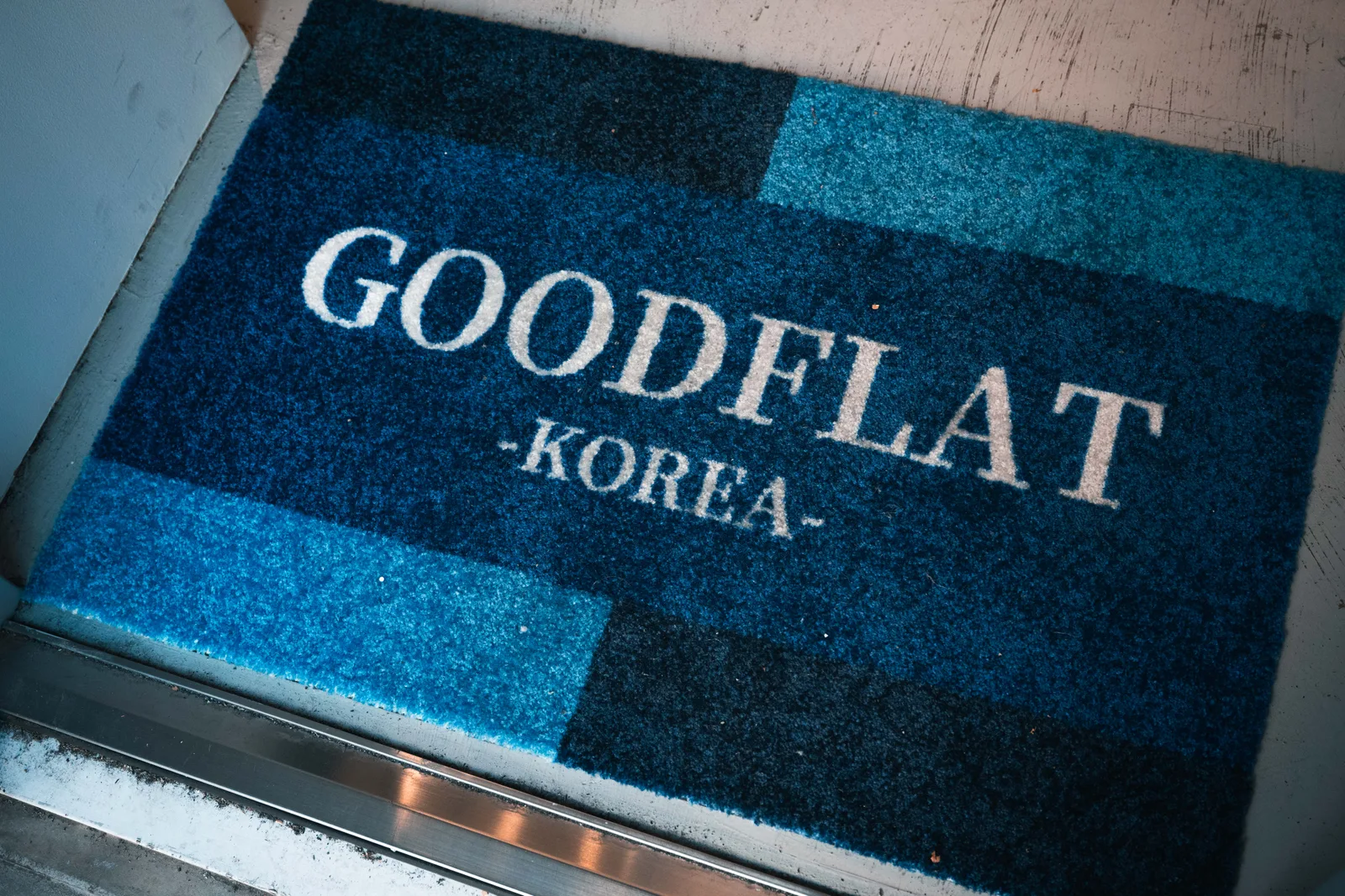 青いGOODFLAT-KOREA-のロゴマット